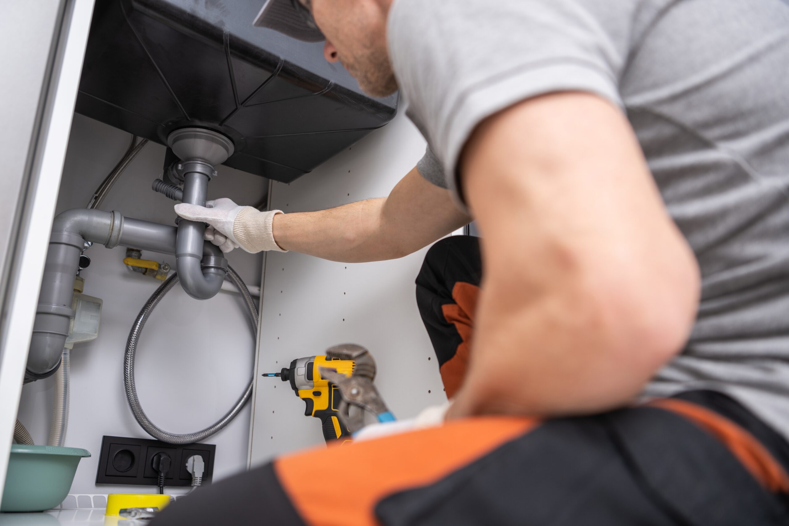 Drain Cleaning: Clog Causes, Signs & Pro Help