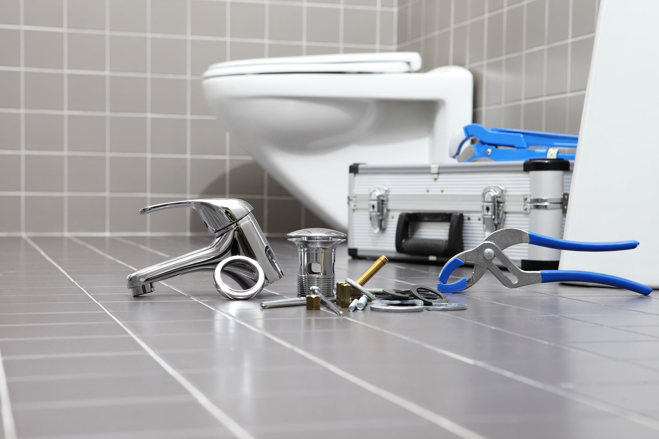 Toilet Installation for Remodeling: Maximizing Bathroom Space